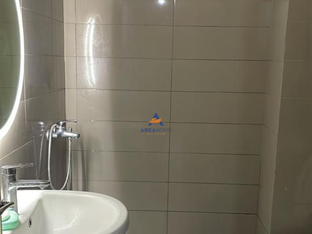 VENDESI APPARTAMENTO 1+1+BALCONE "UNAZA E RE" 105.000 EURO.