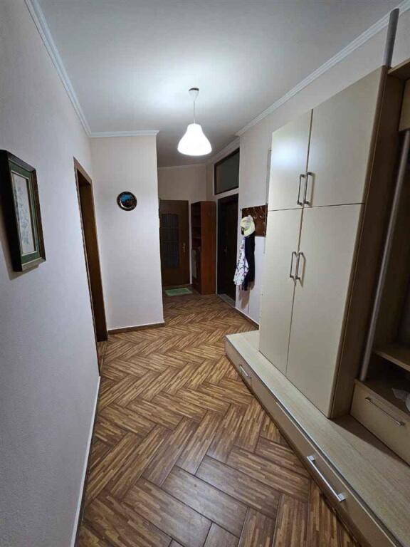 In affitto 3° piano di una villa privata 2+1, Mercato Elettrico vicino a Crown Shop 550 mila lek