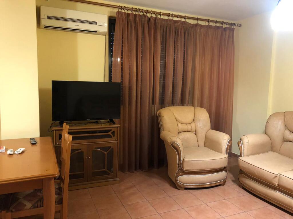 Jepet  me qera apartament  (Ish parku  autobuzave)
