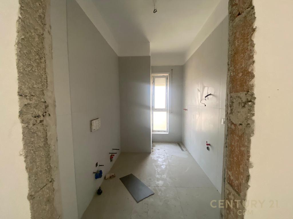 🦅 Vendesi appartamento 2+1+2 vicino a Piazza Shqiponja – Opportunità d’oro per investimento o abitazione!