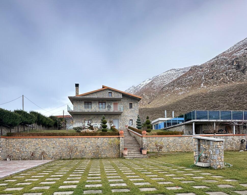 Super Villa / Guesthouse in vendita a Korçë