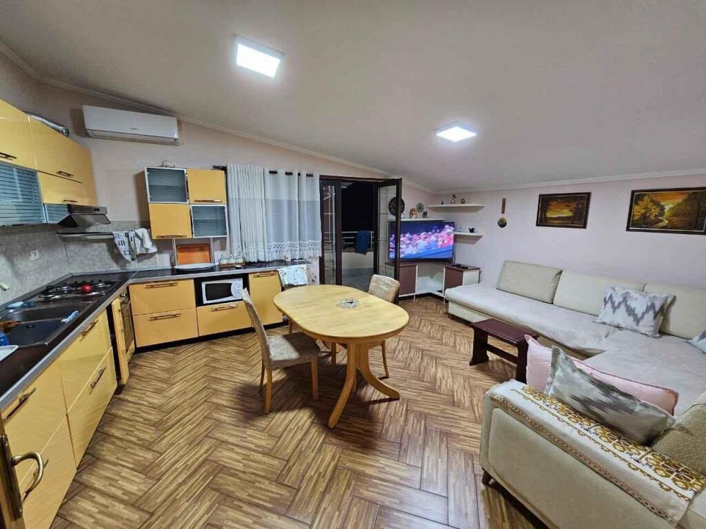 In affitto 3° piano di una villa privata 2+1, Mercato Elettrico vicino a Crown Shop 550 mila lek