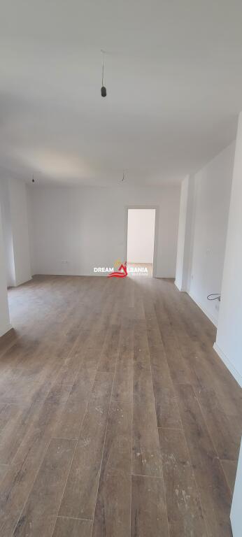 Ambient Biznesi/Zyre+Post Parkimi me Qera tek Komuna e Parisit, prane Rrethrrotullimit ne Tirane (ID 42611330)