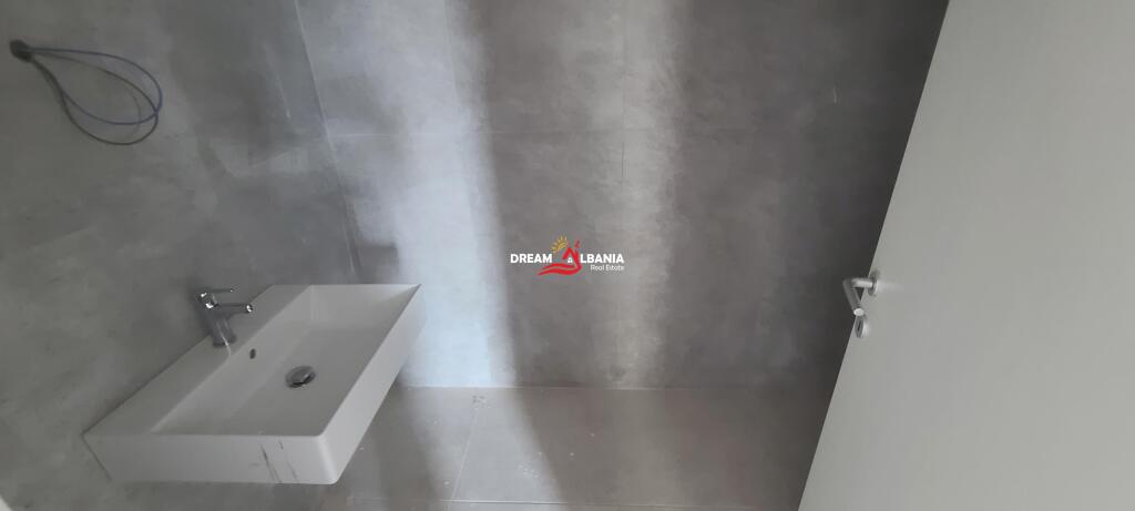 Ambient Biznesi/Zyre+Post Parkimi me Qera tek Komuna e Parisit, prane Rrethrrotullimit ne Tirane (ID 42611330)