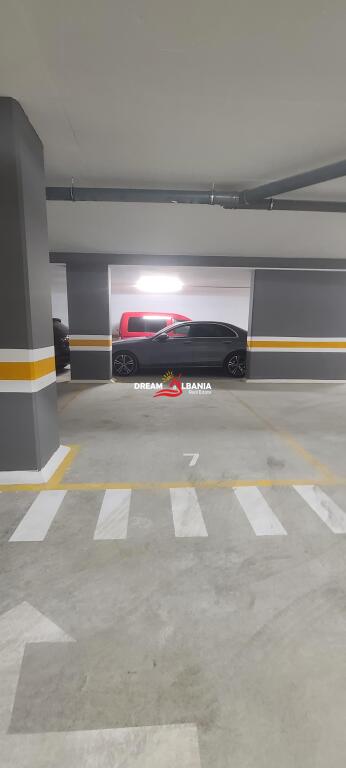 Ambient Biznesi/Zyre+Post Parkimi me Qera tek Komuna e Parisit, prane Rrethrrotullimit ne Tirane (ID 42611330)