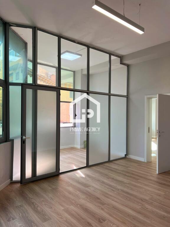 JEPET ME QIRA : Ambjent biznesi  /KOMUNA E PARISIT  
