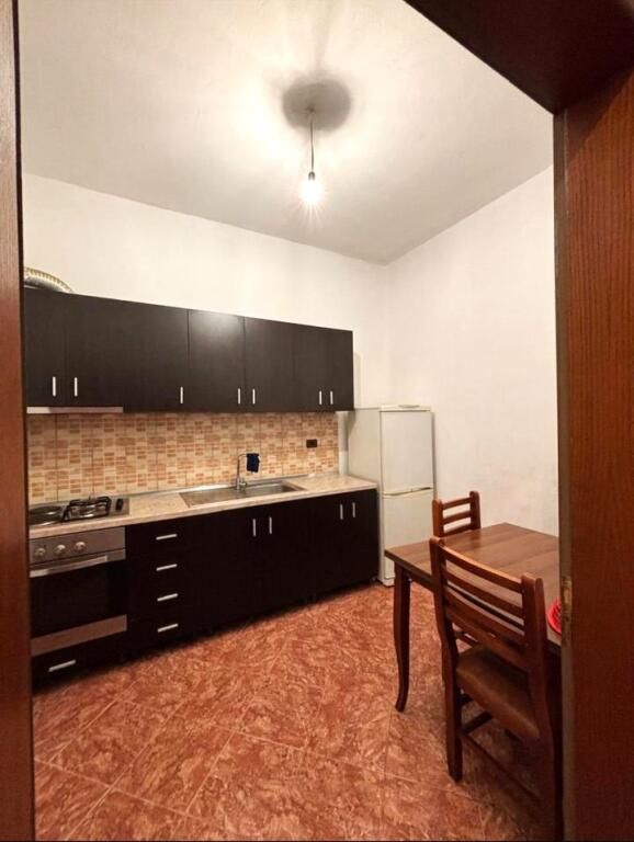 🏢Nella zona di Don Bosko, vicino all'Hotel Ferrari, si affitta un appartamento 1+1 arredato, 45.000 Leke