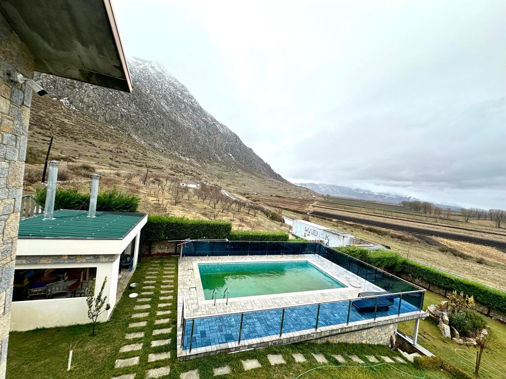 Super Villa / Guesthouse in vendita a Korçë