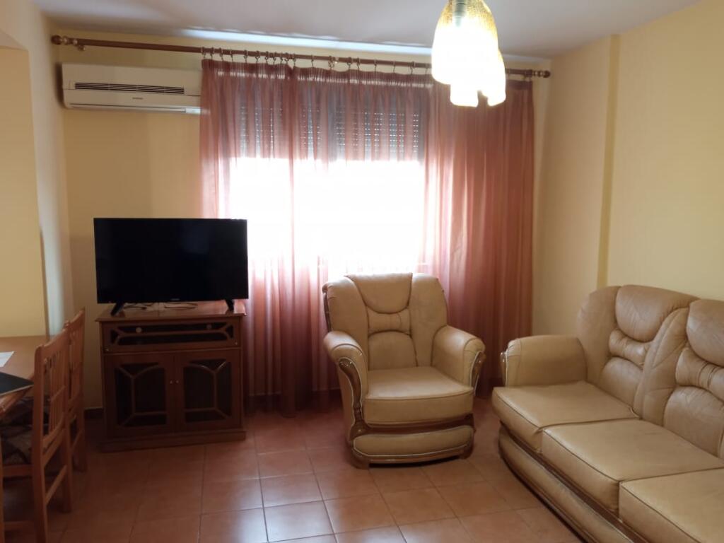 Jepet  me qera apartament  (Ish parku  autobuzave)
