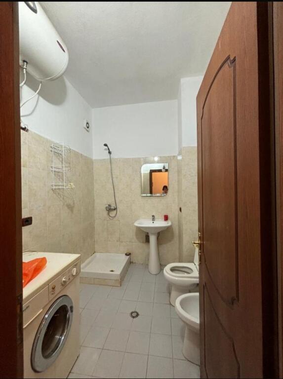 🏢Nella zona di Don Bosko, vicino all'Hotel Ferrari, si affitta un appartamento 1+1 arredato, 45.000 Leke