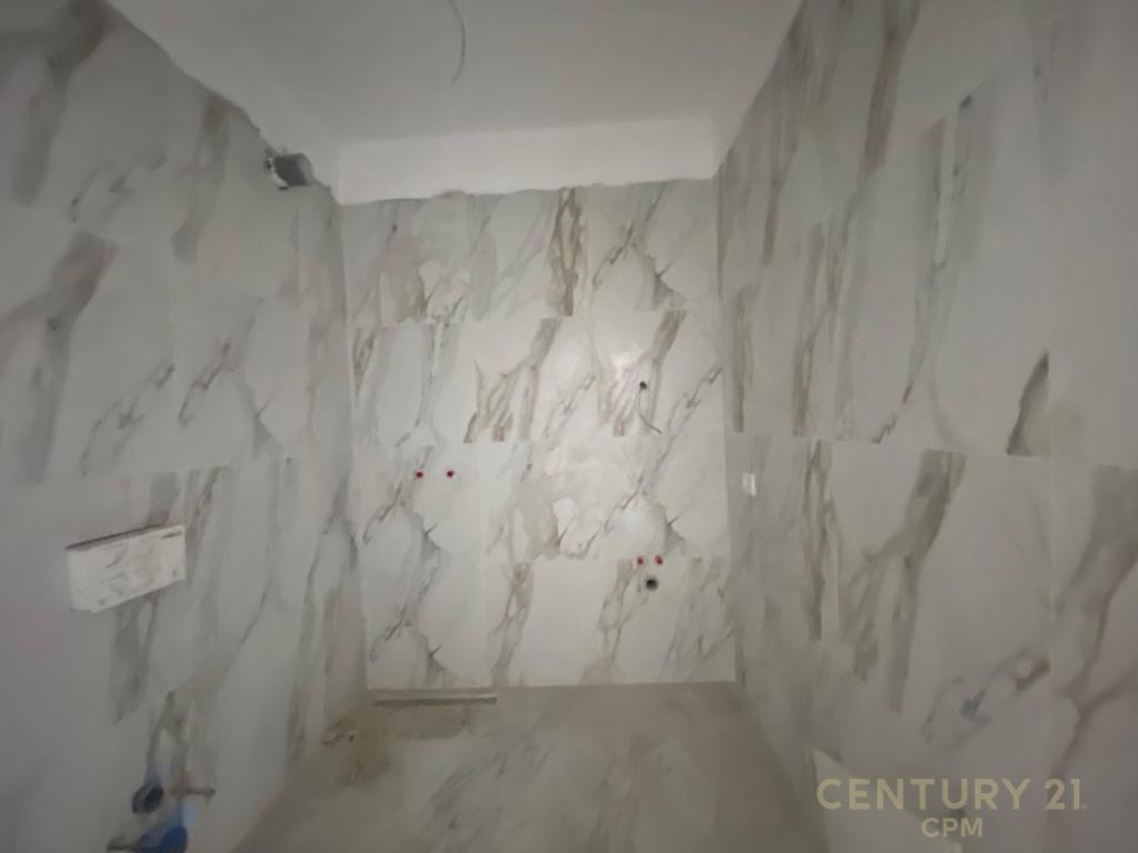 🦅 Vendesi appartamento 2+1+2 vicino a Piazza Shqiponja – Opportunità d’oro per investimento o abitazione!