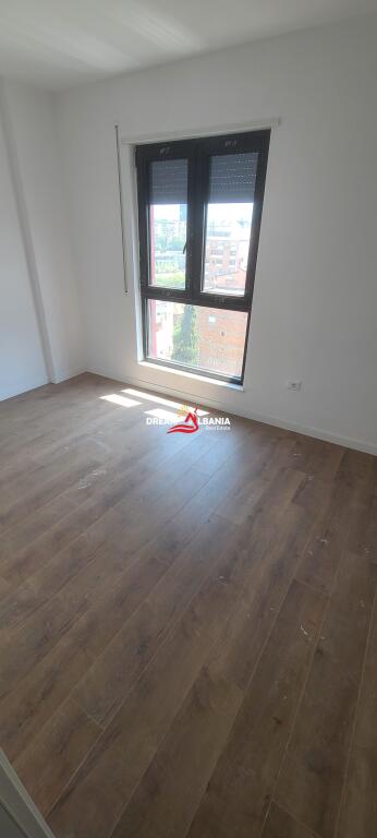 Ambient Biznesi/Zyre+Post Parkimi me Qera tek Komuna e Parisit, prane Rrethrrotullimit ne Tirane (ID 42611330)
