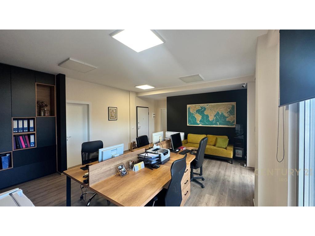 🏢 Ufficio moderno in affitto – Tra Rruga e Kavajës e Rruga e Durrësit, a soli 2 minuti da Piazza Skanderbeg
