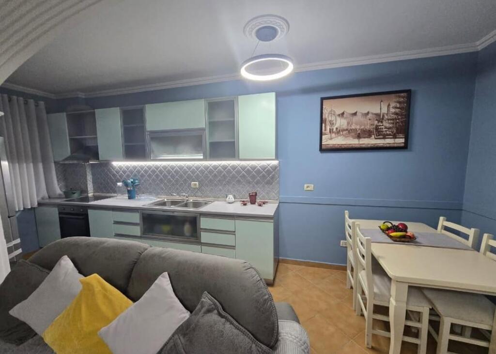 JEPET ME QIRA APARTAMENT 2+1 te 5 Maji, pranë Qendrës Condor