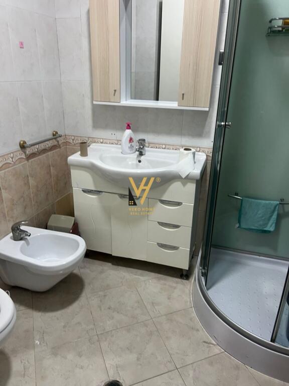JEPET ZYRE 160 M2 ME QIRA TE BULEVARDI ZOGU I PARË 1.000 EURO