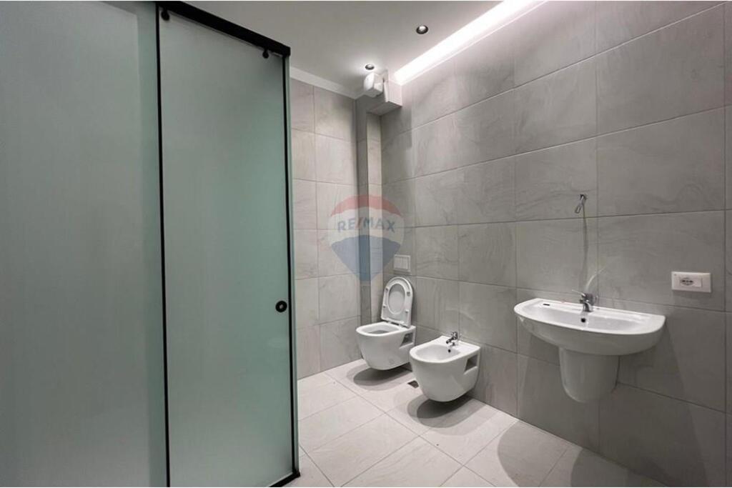Apartament 2+1+2 per qira tek Pazari i Ri!