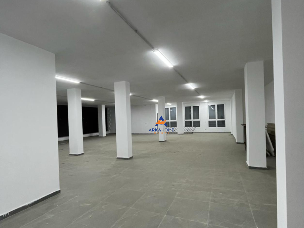 LOCALE COMMERCIALE IN AFFITTO 230M2 "A PASKUQAN" 800 EURO.
