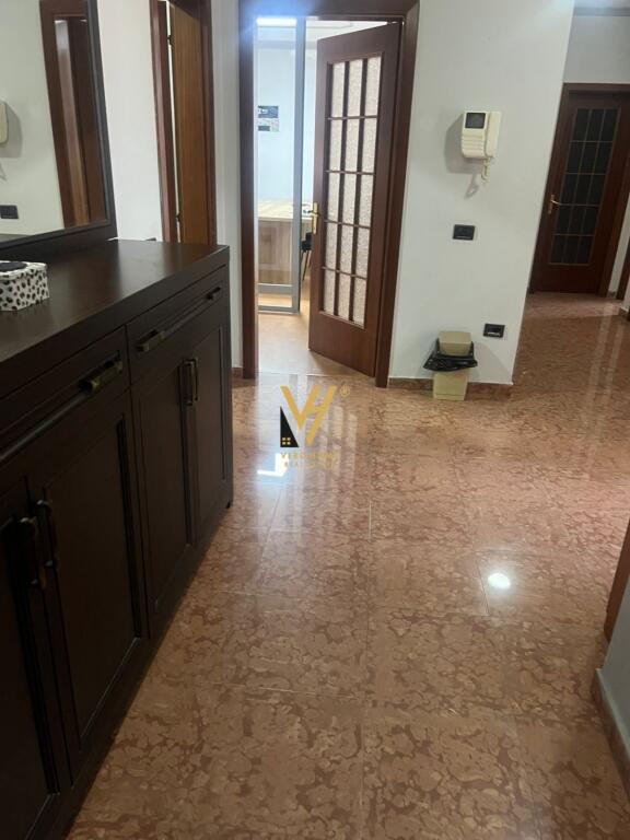 JEPET ZYRE 160 M2 ME QIRA TE BULEVARDI ZOGU I PARË 1.000 EURO