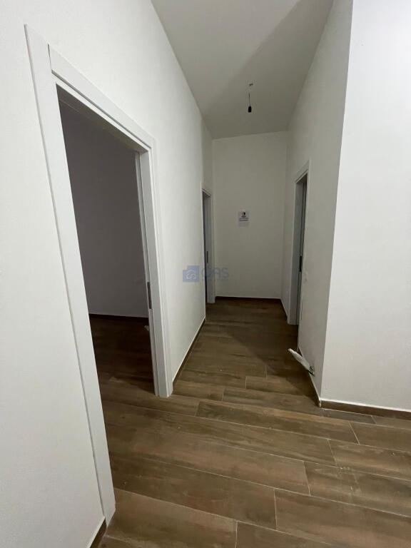 Jepet me qera apatament (banim ose biznes) 2+1+2 tek Farmacia 10 (Kompleksi Arlis)
