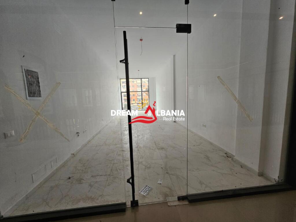Ambient Komercial/Dyqan me qera ne rrugen e Kavajës tek Garden Building (ID 42711040)