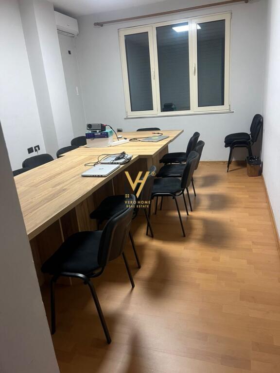JEPET ZYRE 160 M2 ME QIRA TE BULEVARDI ZOGU I PARË 1.000 EURO