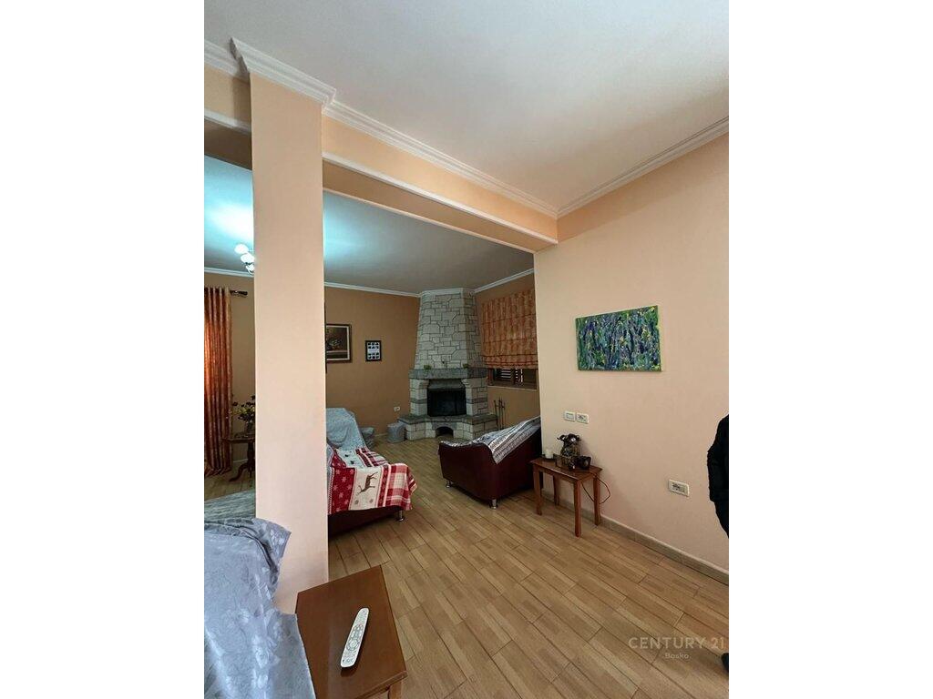🏡 Villa su 3 piani in vendita a Kodra e Priftit, vicino a Venue