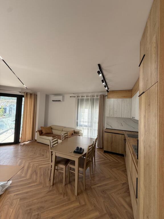 Apartament me qira 2+1 tek Liqeni i thate
