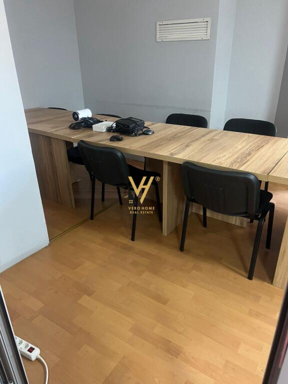 JEPET ZYRE 160 M2 ME QIRA TE BULEVARDI ZOGU I PARË 1.000 EURO
