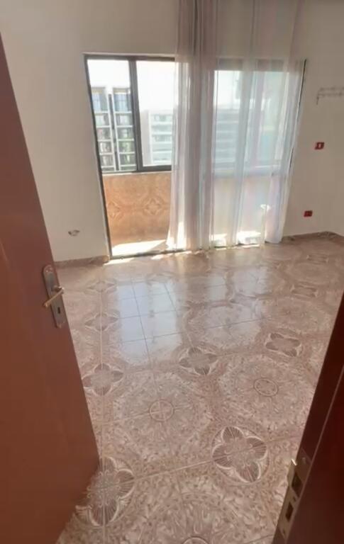 Empty apartment available in the building with arrow