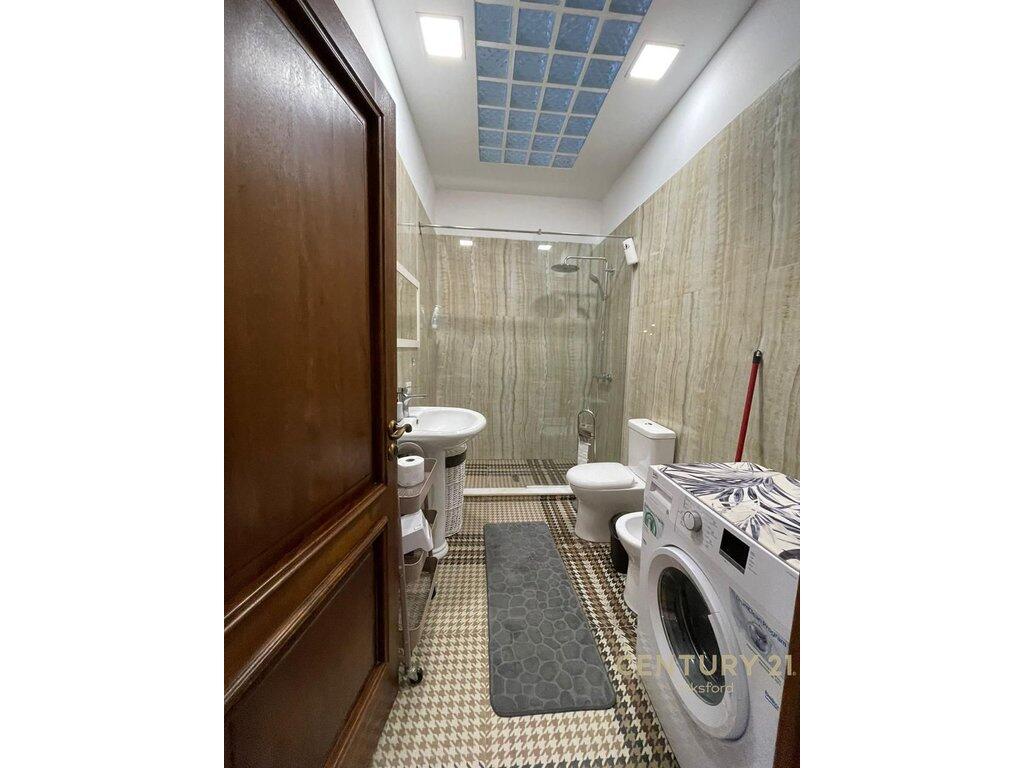 🏡 Appartamento 2+1+2 con Veranda e 2 Posti Auto in Vendita – Vicino al Giardino Zoologico/Botanico, Tirana