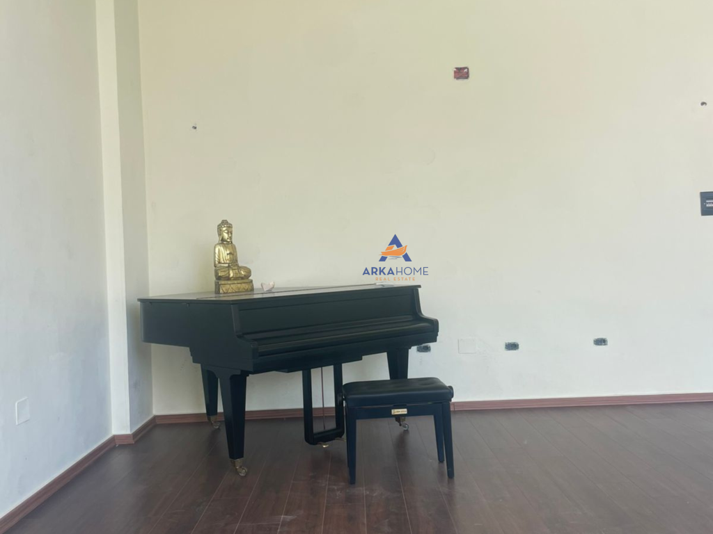 BUSINESS PREMISES FOR RENT 75M2 "METROPOLITAN UNIVERSITY, STUDENT CITY" 700 EURO.