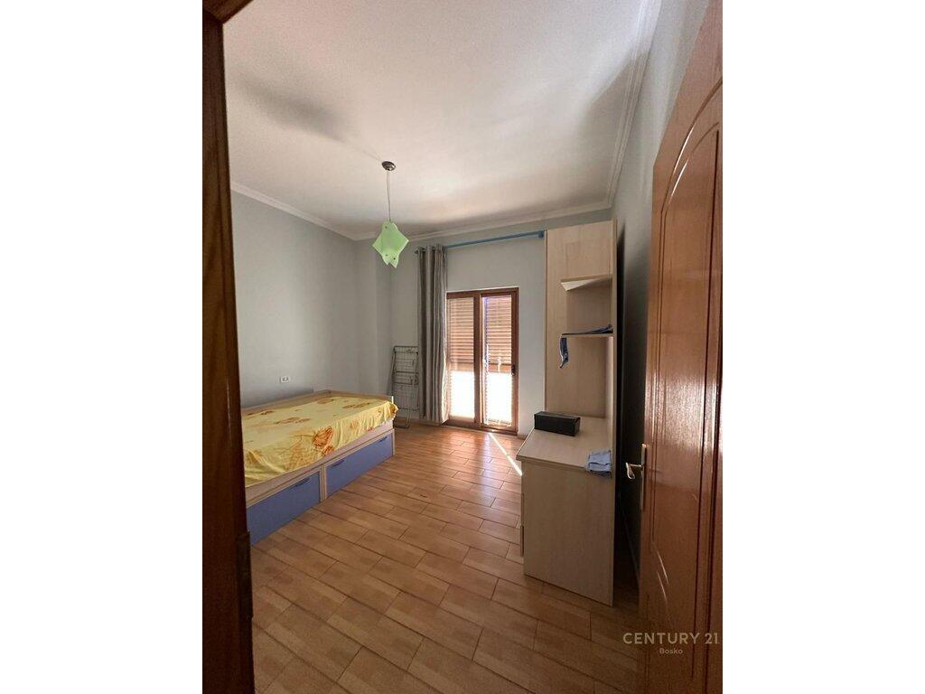 🏡 Villa su 3 piani in vendita a Kodra e Priftit, vicino a Venue