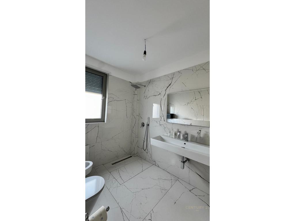 🏢 Ufficio moderno in affitto – Tra Rruga e Kavajës e Rruga e Durrësit, a soli 2 minuti da Piazza Skanderbeg