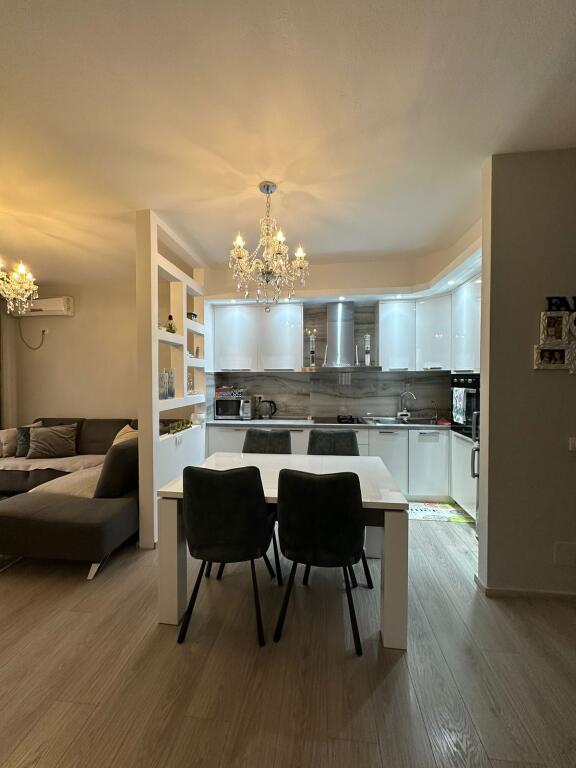 Jepet me qera Apartamenti 2+1+1, prane Vila L 2, Astir
