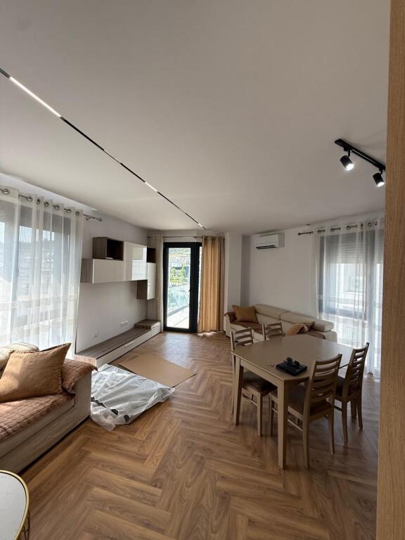 Apartament me qira 2+1 tek Liqeni i thate