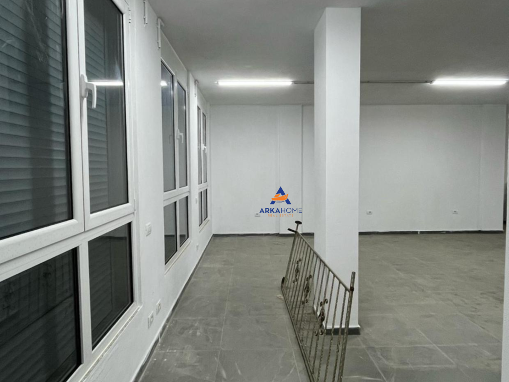LOCALE COMMERCIALE IN AFFITTO 230M2 "A PASKUQAN" 800 EURO.