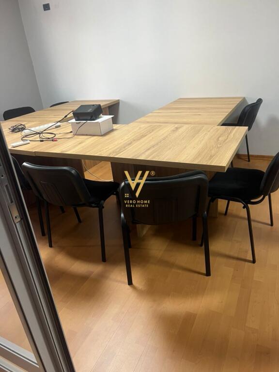 JEPET ZYRE 160 M2 ME QIRA TE BULEVARDI ZOGU I PARË 1.000 EURO