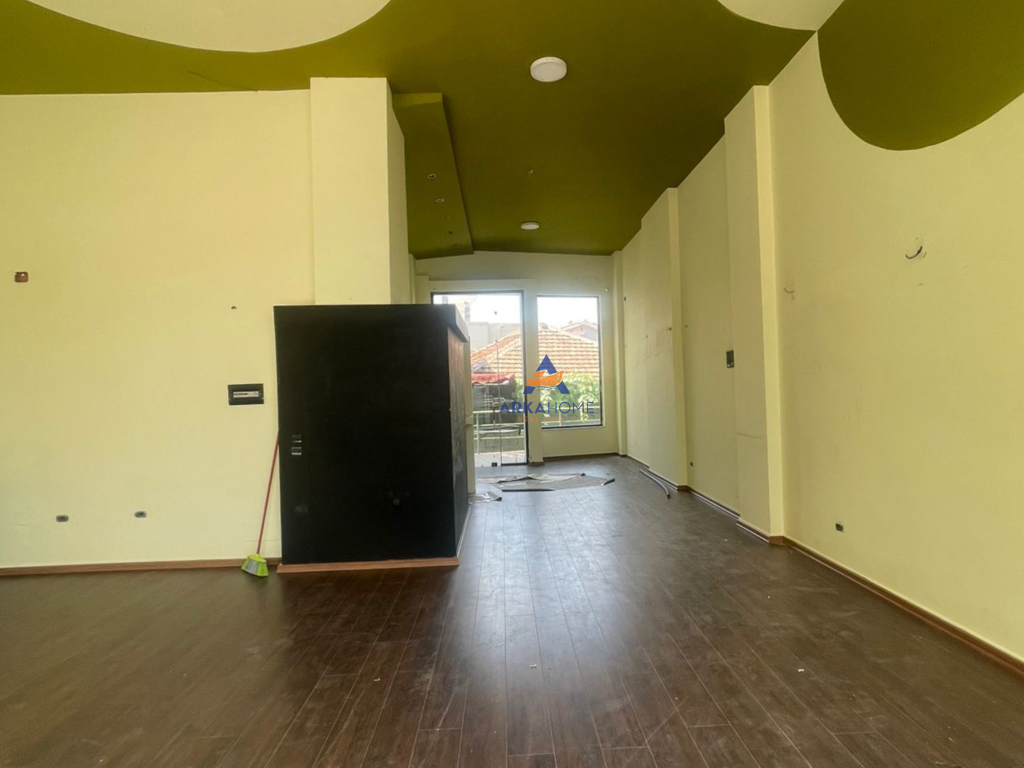 BUSINESS PREMISES FOR RENT 75M2 "METROPOLITAN UNIVERSITY, STUDENT CITY" 700 EURO.