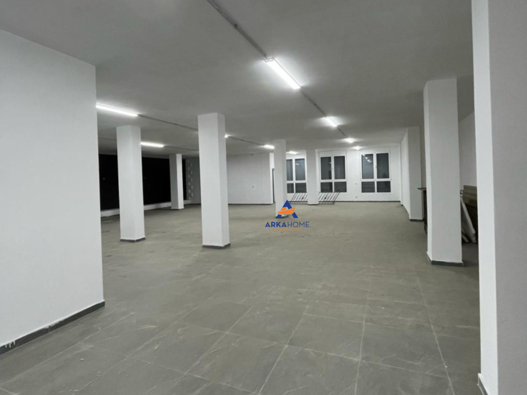 LOCALE COMMERCIALE IN AFFITTO 230M2 "A PASKUQAN" 800 EURO.