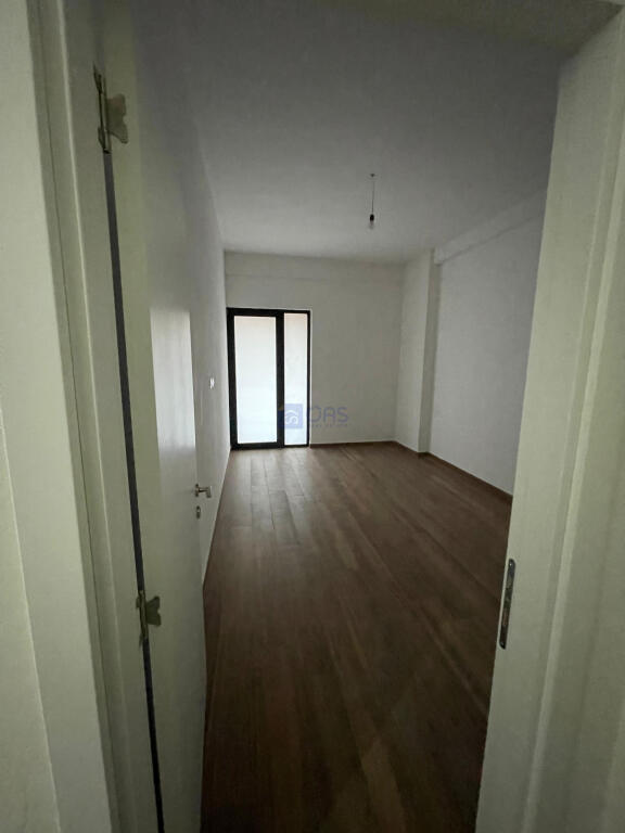 Jepet me qera apatament (banim ose biznes) 2+1+2 tek Farmacia 10 (Kompleksi Arlis)
