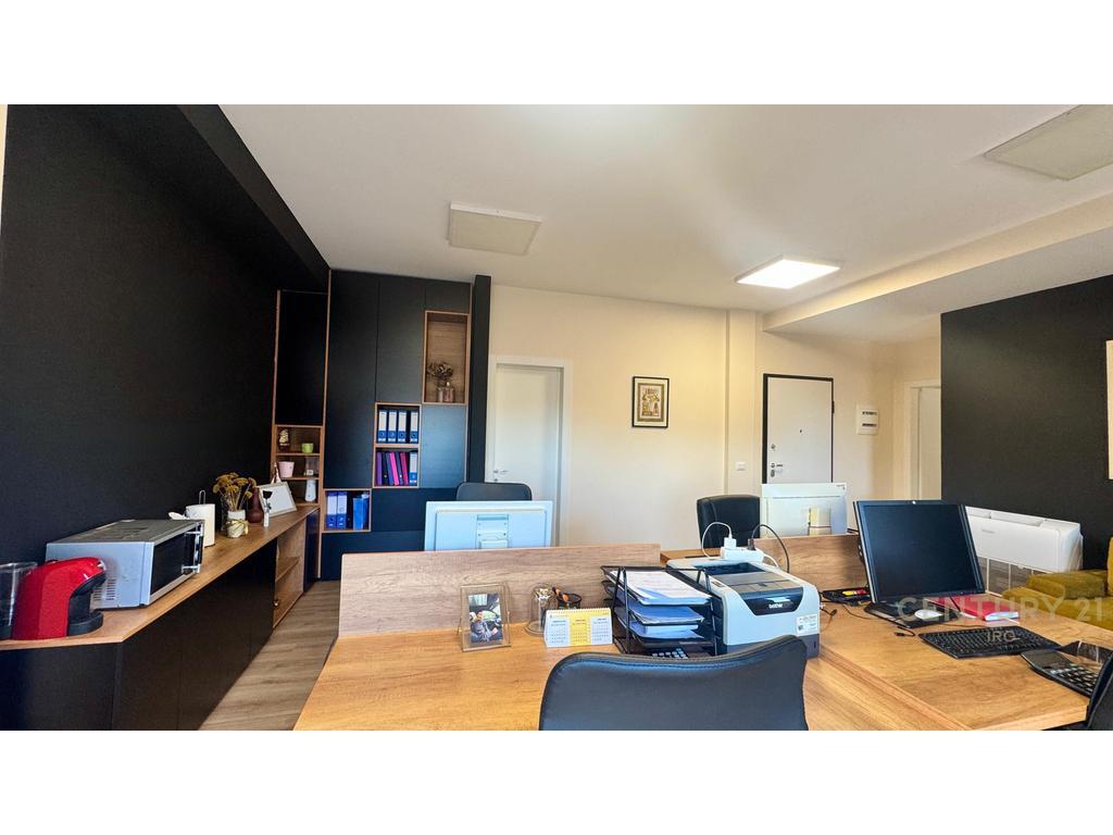 🏢 Ufficio moderno in affitto – Tra Rruga e Kavajës e Rruga e Durrësit, a soli 2 minuti da Piazza Skanderbeg