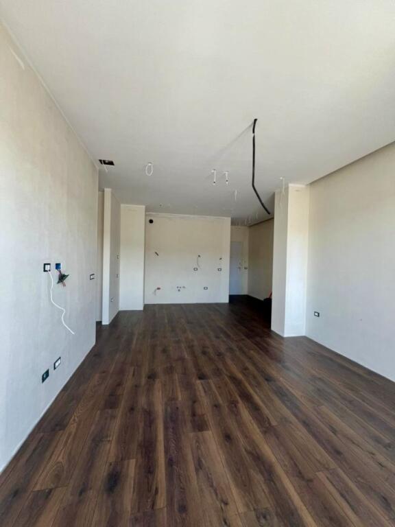 ZYRE ME QERA 95 M2 KOMUNA E PARISIT 1.000 EURO