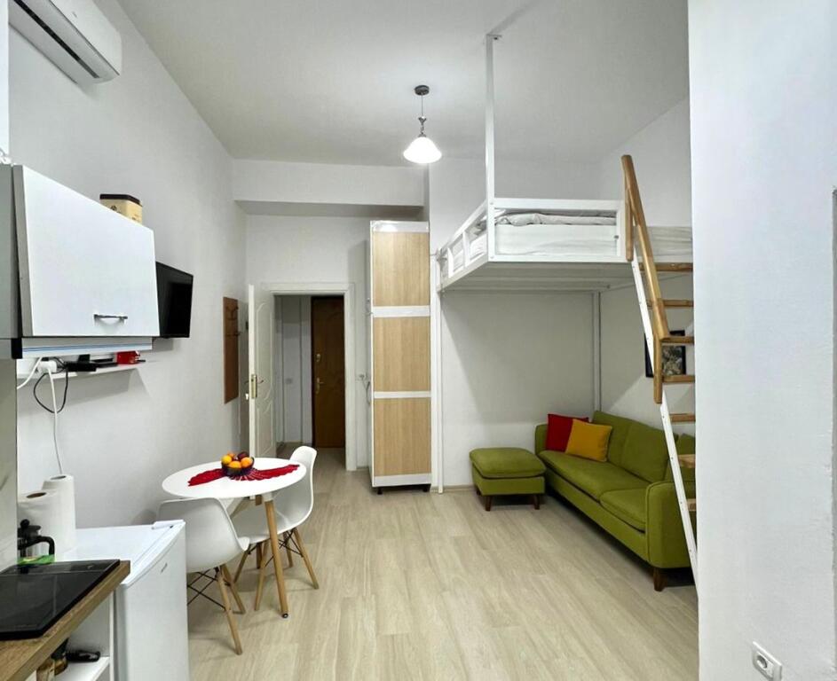 In Affitto: Studio +1 Balcone📍Piazza Wilson - Superficie 45m² - Posizione Fantastica -- (600Euro)