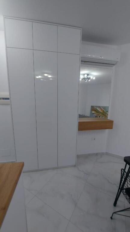 🏢Nella zona di Yzberisht, di fronte al Complesso Grand Gallery, si affitta un appartamento arredato 1+1. 50.000 Leke