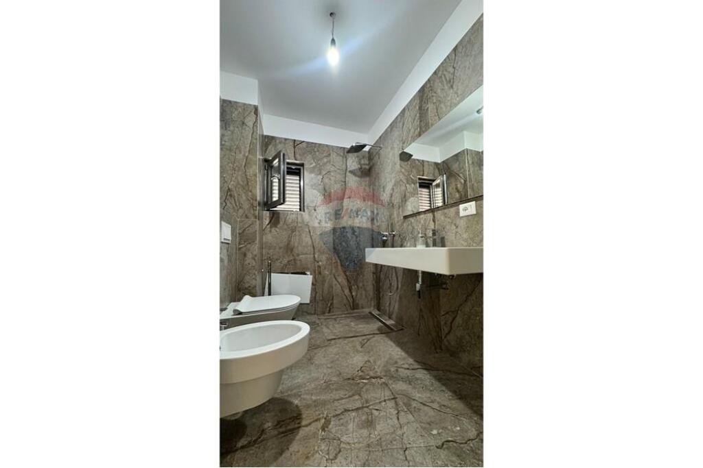 Shitet Apartament 3+1+2 me Verandë, Afer qendres