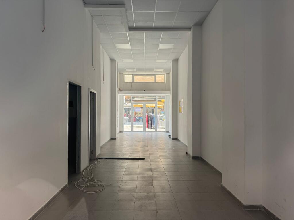 Business premises for rent at Tregu Cam.