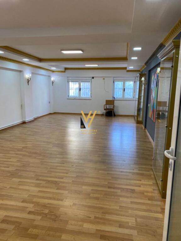 JEPET AMBIENT DUPLEX 122 M2 ME QIRA PRANË MUZEUT KOMBËTAR 1.500 EURO