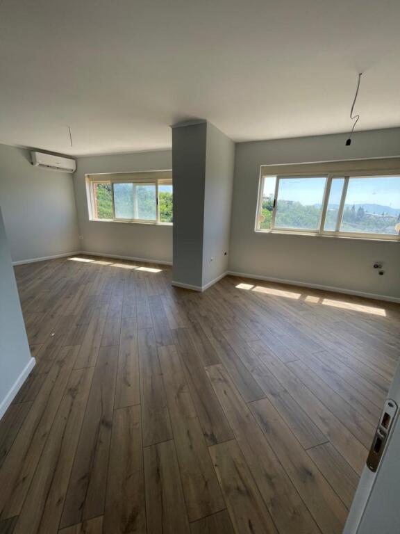 Tirane a Fresk, appartamento 2+1+Balcone Piano 4, 124 m² 124.000 €