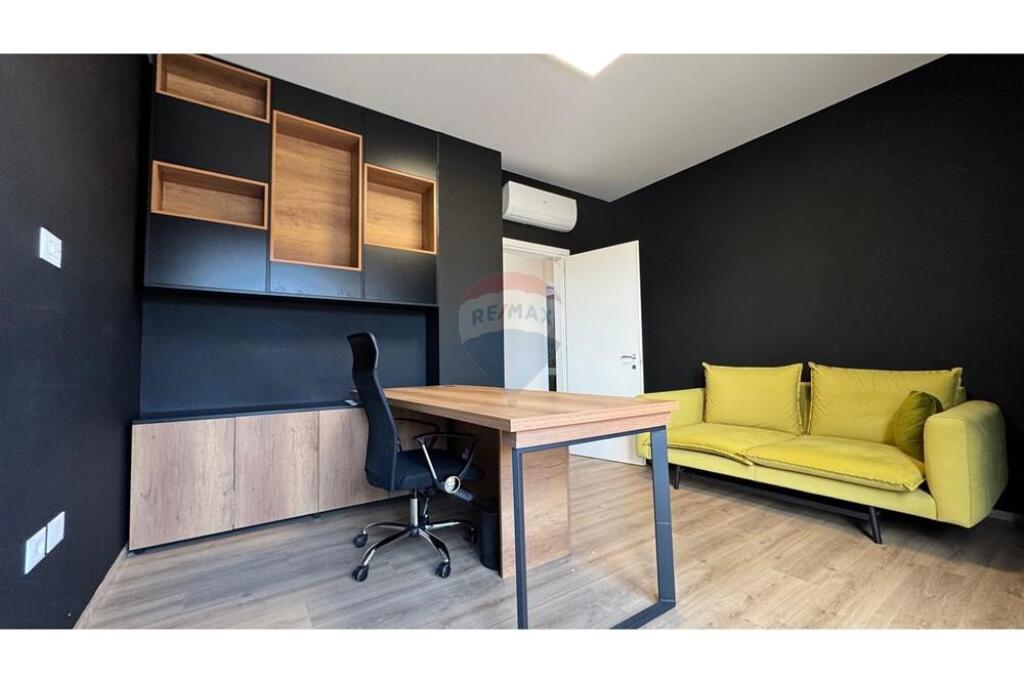Shitet Apartament 3+1+2 me Verandë, Afer qendres