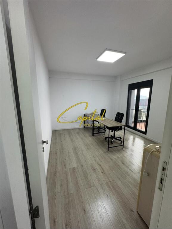 ZYRE ME QERA 107 M2 RRUGA E ELBASANIT 900 EURO